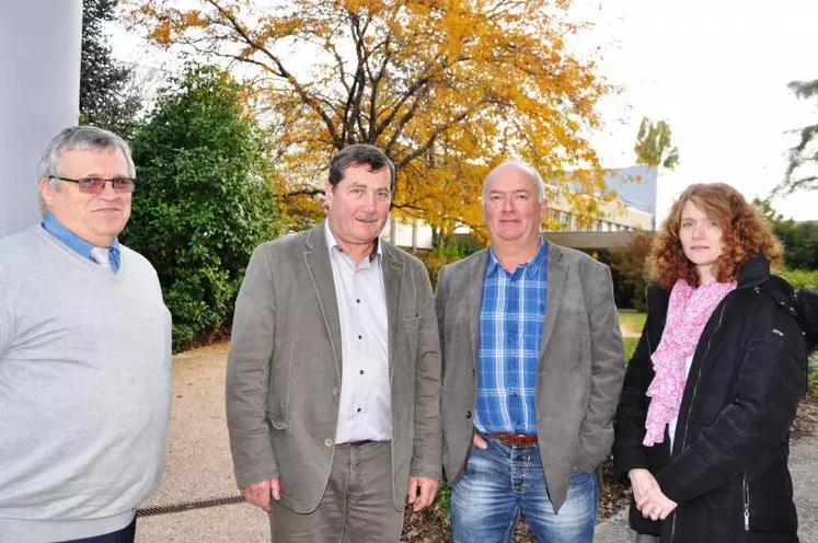 De gauche à droite : Thierry Boulleau, directeur de la Safer Auvergne, Jacques Chazalet, président, Didier Imbert, président du Comité départemental du Puy-de-Dôme et Marie-Laure Pommier, conseillère foncier.