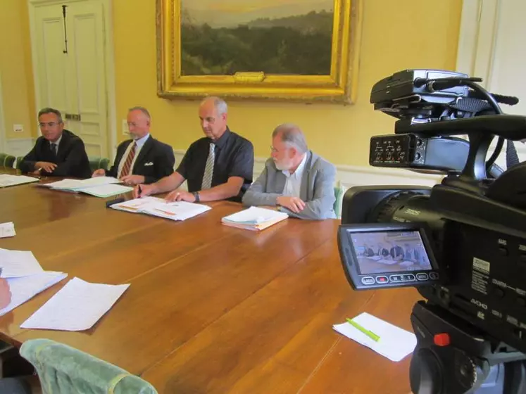 Vendredi 31 juillet, une conférence de presse était organisée par le Préfet, Denis Labbé en présence de Hubert Goglins, directeur de la direction départemental des territoires, Bernard Meyronneinc chef de service économie agricole DDT et Henri Rodier directeur départemental des finances publiques.