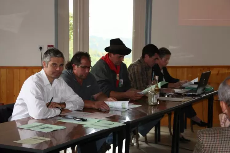 Laurent Wauquiez secrétaire d’état à l’Emploi, J.Marc Fargier Maire de Freycenet Latour, Bernard Bonnefoy président, Yannick Pochelon animateur et Roselyne Rochette présidente de la Maison du Fin Gras.