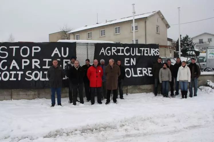 La délégation des professionnels avec Philippe Sellier devant la fromagerie.