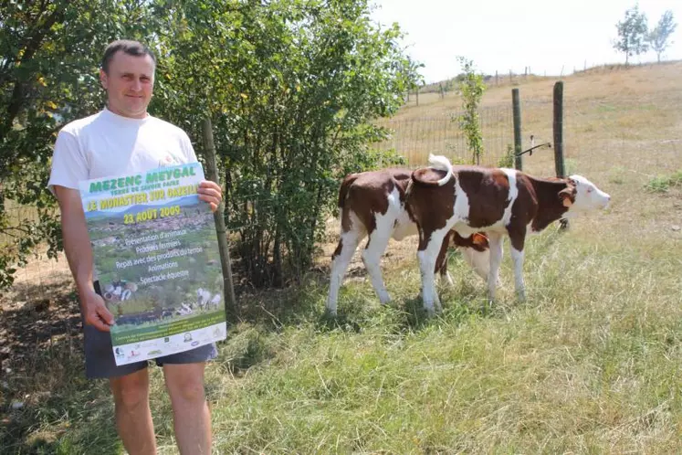 Laurent Mirmand, éleveur et associé du Gaec de l’Erosion (100 ha de SAU-quota lait de 235 000 L) au Monastier. 
Avec son frère Gérard, Il élève 32 Montbéliardes et leur suite et 24 charolaises et leur suite.