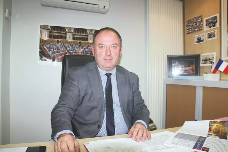 Laurent Duplomb dans le bureau de sa permanence.