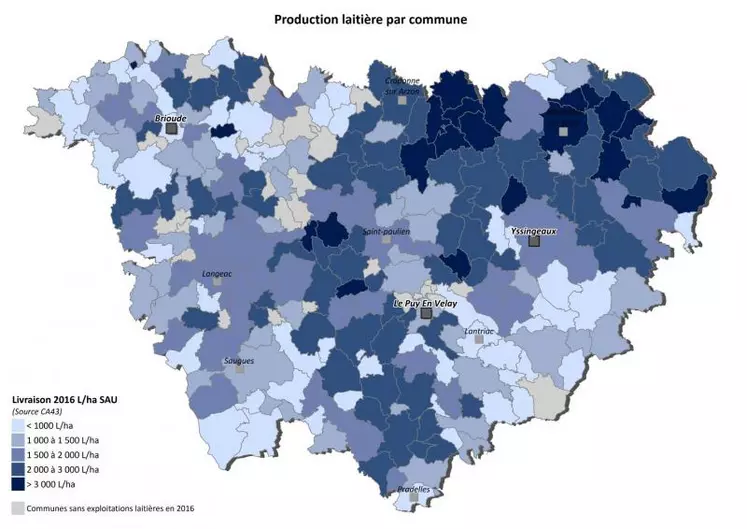 Cette carte de la densité laitière par hectare de SAU à l'échelle de la commune affiche clairement les zones laitières du département.