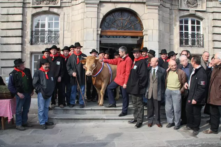 Éleveurs et élus du secteur du Mézenc (Haute-Loire et Ardèche) devant la mairie du Puy en Velay pour faire la promotion de leur AOC.