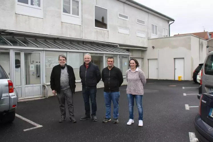 De gauche à droite : Bernard Gallot, Denis Chalendar, Serge Garzino, responsable de l'atelier de découpe et Marie-Josée Pelletier, directrice de l'abattoir.