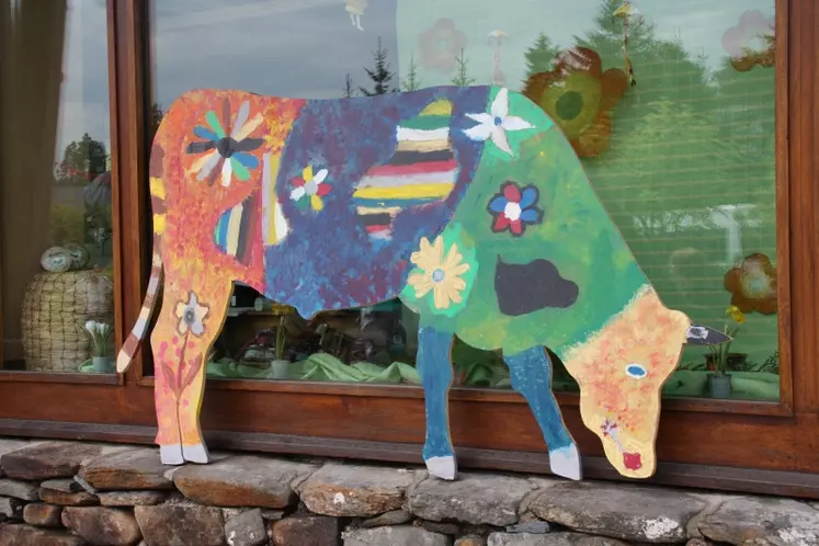 Des vaches de bois et de carton.