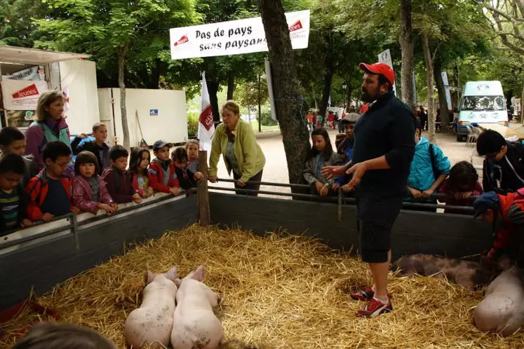 La Ferme s'invite en ville avec la mascotte Jim.