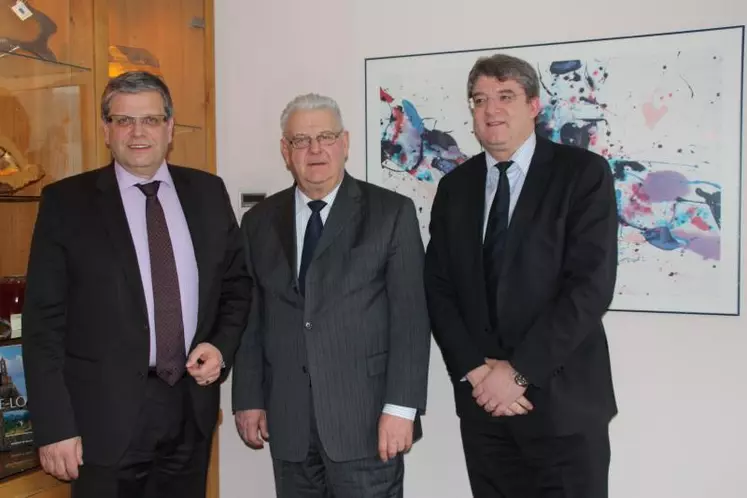 Gérard Ouvrier-Buffet, Marcel Eymaron et Pierre Vallayer ont dressé le bilan des activités de la caisse régionale ; une caisse en bonne santé.