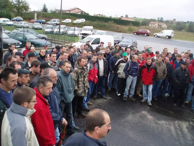 Mobilisation importante des éleveurs laitiers. Ici devant l'usine Bongrain à Beauzac.