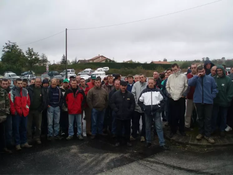 Les producteurs devant l'usine Bongrain à Beauzac.