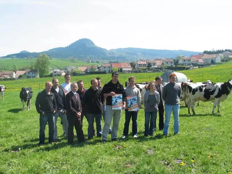 Les organisateurs de ce comice réunis devant le cheptel laitier du lycée agricole d’Yssingeaux.