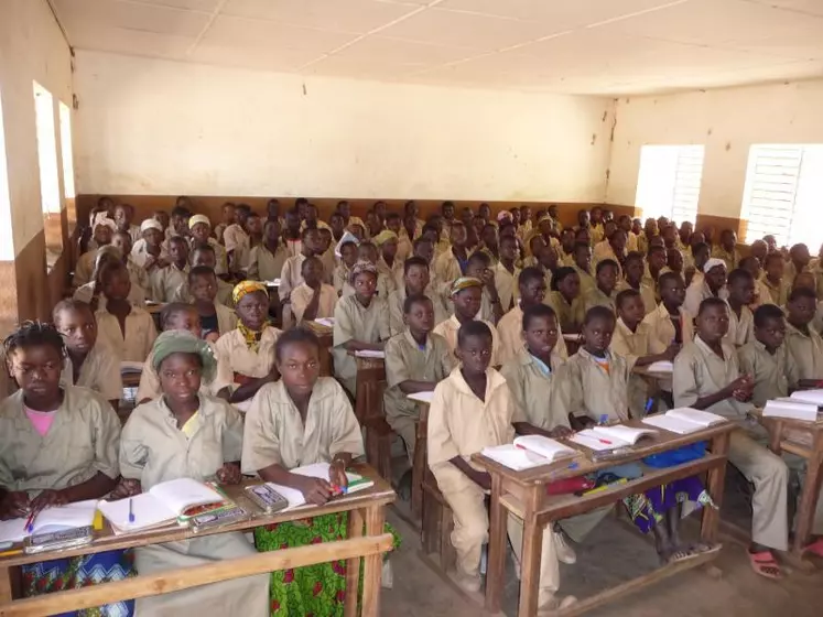 Le collège de Bala avec ses élèves. Collège qui verra bientôt pousser une ferme-école à proximité.