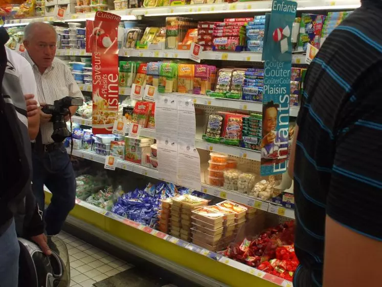 Dans de nombreux départements, des opérations de stickage font appel au soutien des consommateurs.