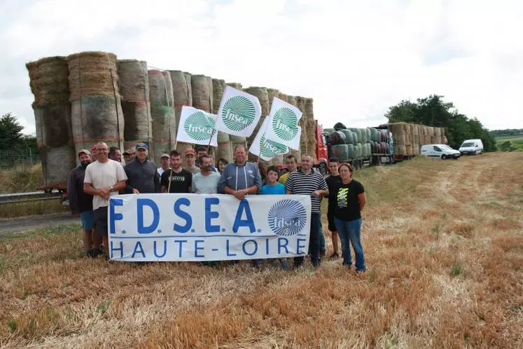 Agriculteurs et responsables FDSEA 43-15 sur une parcelle où se déroulait le chargement des camions.