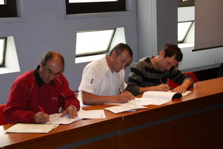 Les premières adhésions à l’Association des Producteurs de Lait de Montagne (APLM) à l’instar du président Yannick Fialip.