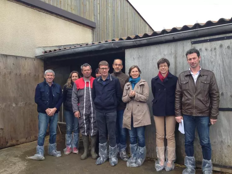 Les représentants des filières veau Label Rouge sur le Gaec des Pradeaux à Arsac.