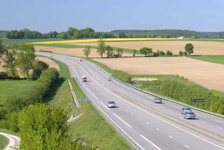 La pression foncière est due aux besoisn croissants en surfaces pour l'urbanisation et les infrastructures routières.