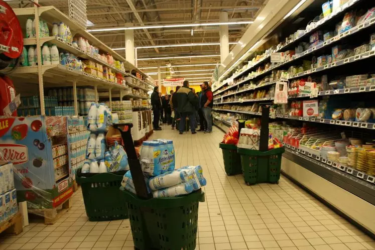 Dans le bassin du Puy, les producteurs de lait de la FDSEA-JA ont conduit leur action dans les enseignes Auchan et Casino.