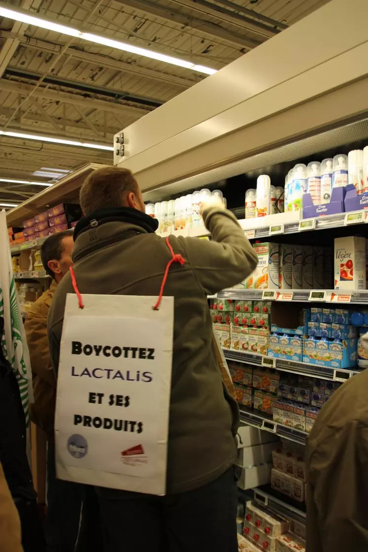 Slogans - Les laiteries arnaquent les producteurs de lait - Lactalis : Médaille d’or du «Président» qui paie le plus mal ses producteurs - Lactalis refuse de payer les producteurs  au prix juste