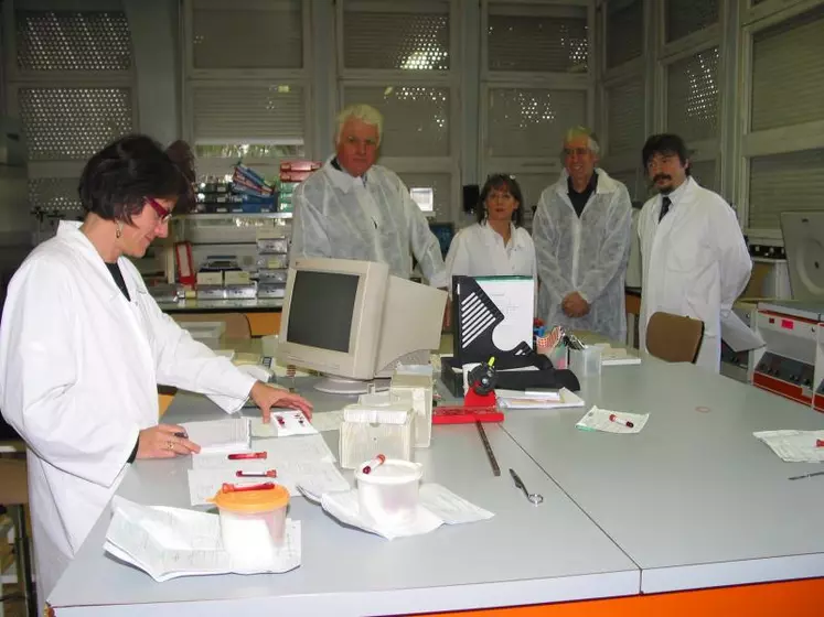 Réception des prises de sang dans le service sérologie.
En arrière plan, Michel Joubert, vice-pdt du Conseil Général en charge de l’agriculture, Brigitte Inglese, directeur adjoint du labo, Gérard Bretière, du Conseil général et Guillaume Chevalier, directeur du labo.