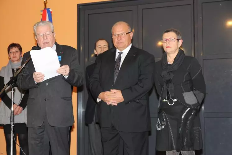 Jean Boyer sénateur a remis cette distinction à Gilbert Bros lors d'une cérémonie conviviale à Lamothe.