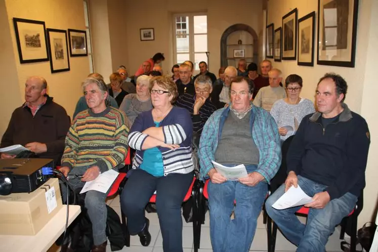 À St Paulien, des agriculteurs(trices) proches de la retraite venus s’informer sur la transmission.