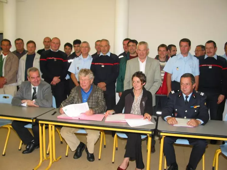 Derrière le Préfet Richard Didier, Gérard Roche, Sandrine Cottier et Gabriel Weigel,
des agriculteurs pompiers volontaires et des pompiers professionnels.