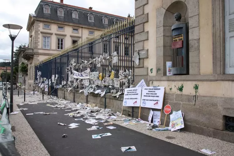 Des papiers sur les grilles de la Préfecture pour montrer au Préfet que les agriculteurs refusent l’empilement des contraintes.