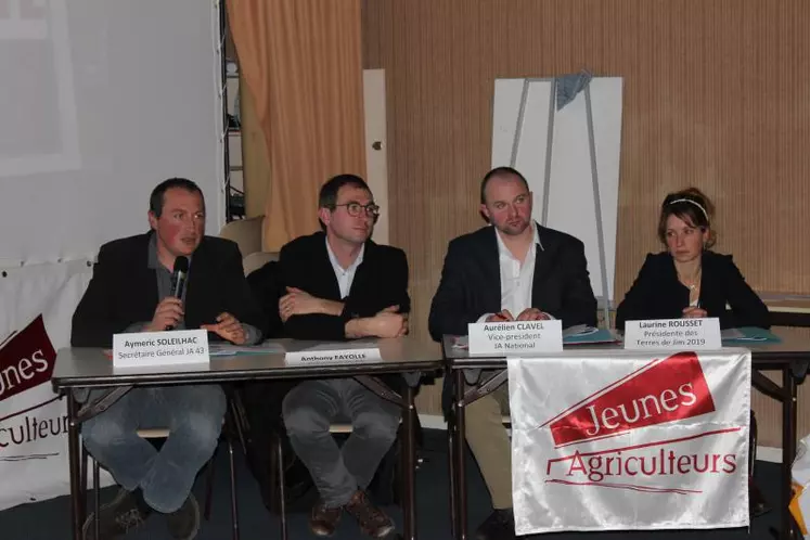 De gauche à droite : Aymeric Soleilhac secrétaire général JA43, Anthony Fayolle président JA43, Aurélien Clavel vice-président de JANational, Laurine Rousset présidente de Terres de Jim 2019.