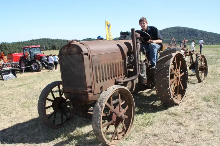 Un MacCormick de 1930 avec sa charrue.