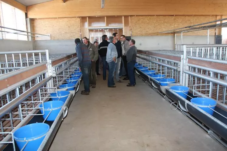 De nombreux éleveurs sont venus visiter le nouveau bâtiment béton-bois de 1 090 m2.