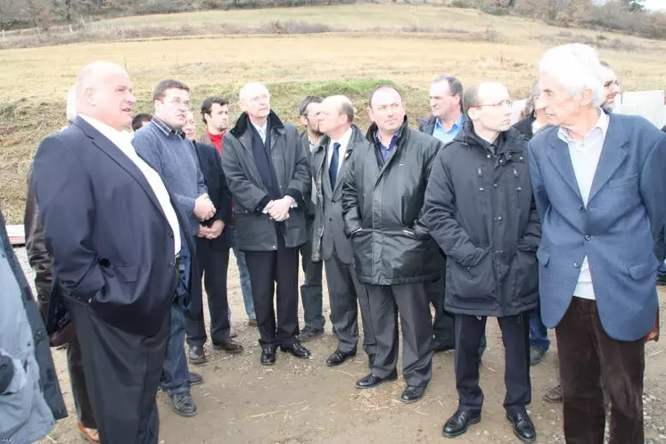 Les Préfets, responsables agricoles, élus locaux et départementaux, les responsables de l’ADEME Auvergne, de la DDT et la DRAF, ont participé à la visite de cette unité de méthanisation.