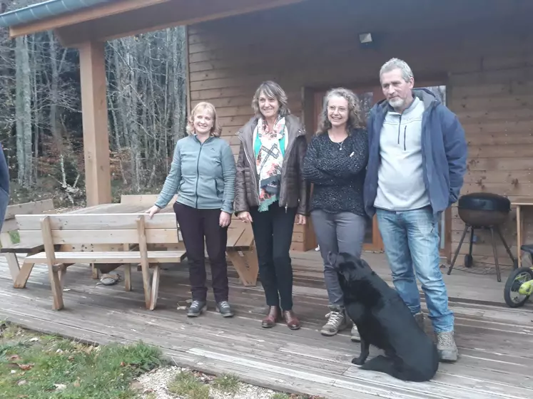 La famille Russier, à droite, aux côtés de Isabelle Valentin Députée et Denise Souvignet présidente de l'ADAF.