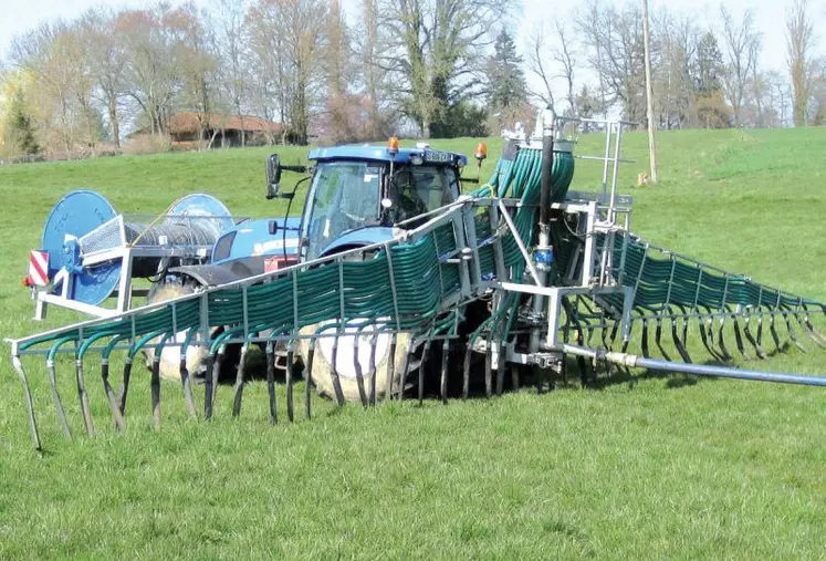 L’épandage sans tonne est adapté à l’épandage de digestat riche en ammoniac (matériel de la Cuma l’Ain Compost)