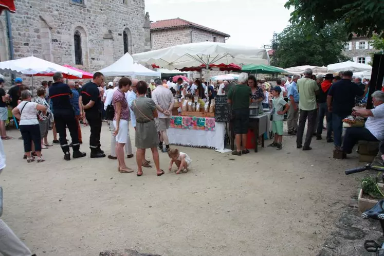 Consommateurs, producteurs et élus étaient à Chomelix le 19 juillet pour célébrer les 20 ans du marché du soir.