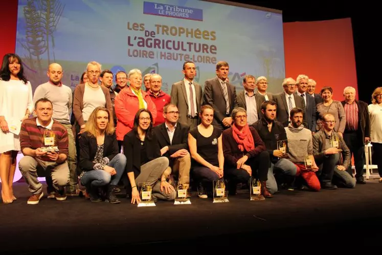 Les huit lauréats se sont vus remettre les Trophées de l’agriculture par les partenaires de l’événement.