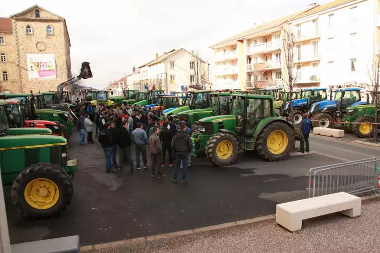 Une cinquantaine de tracteurs a roulé sur Yssingeaux le 5 février au matin.