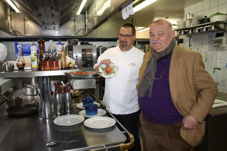 Jean-Pierre Vidal et son maître cuisinier Pierre Troigros dans la cuisine du restaurant de St Julien Chapteuil.