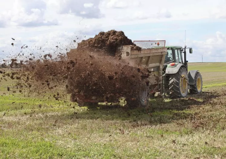 Quel que soit le type de prairie, l’apport d’une dose d’engrais de ferme permet de couvrir les besoins en fumure de fond (phosphore et potasse).