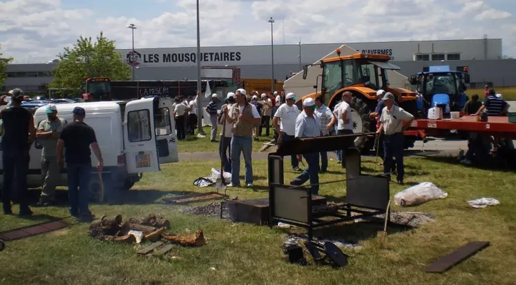 Sur la plate-forme logistique d’Intermarché, les agriculteurs de la région se sont relayés pour assurer le blocage du site.