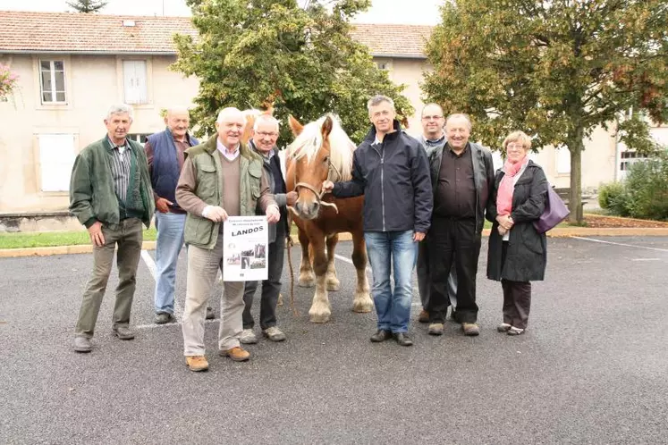 Le président du syndicat des chevaux Haute-Loire, Yves Jouve en compagnie des vice-présidents, et secrétaire du syndicat et du maire de Landos.