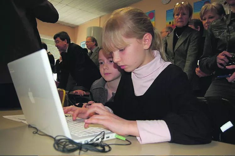99 % des écoles sont équipées d'ordinateurs à usage pédagogique.