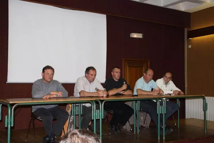 Jean-Michel Durand secrétaire général, Gilbert Guignand président et Yannick Fialip
président de la section laitière pour la FDSEA ; Jérome Veysseyre secrétaire général
et Jean-Julien Deygas président pour les JA.