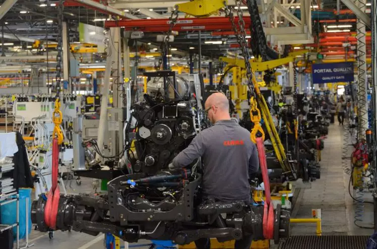 Chaîne de montage des tracteurs Claas au Mans : un tracteur produit toutes les 13 minutes.