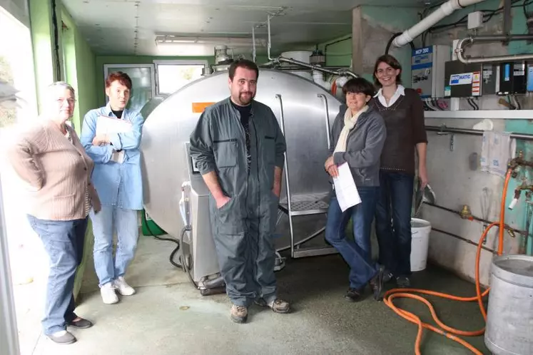Le récupérateur de chaleur installé sur le tank à lait du Gaec du Serre a intéressé plusieurs agriculteurs.