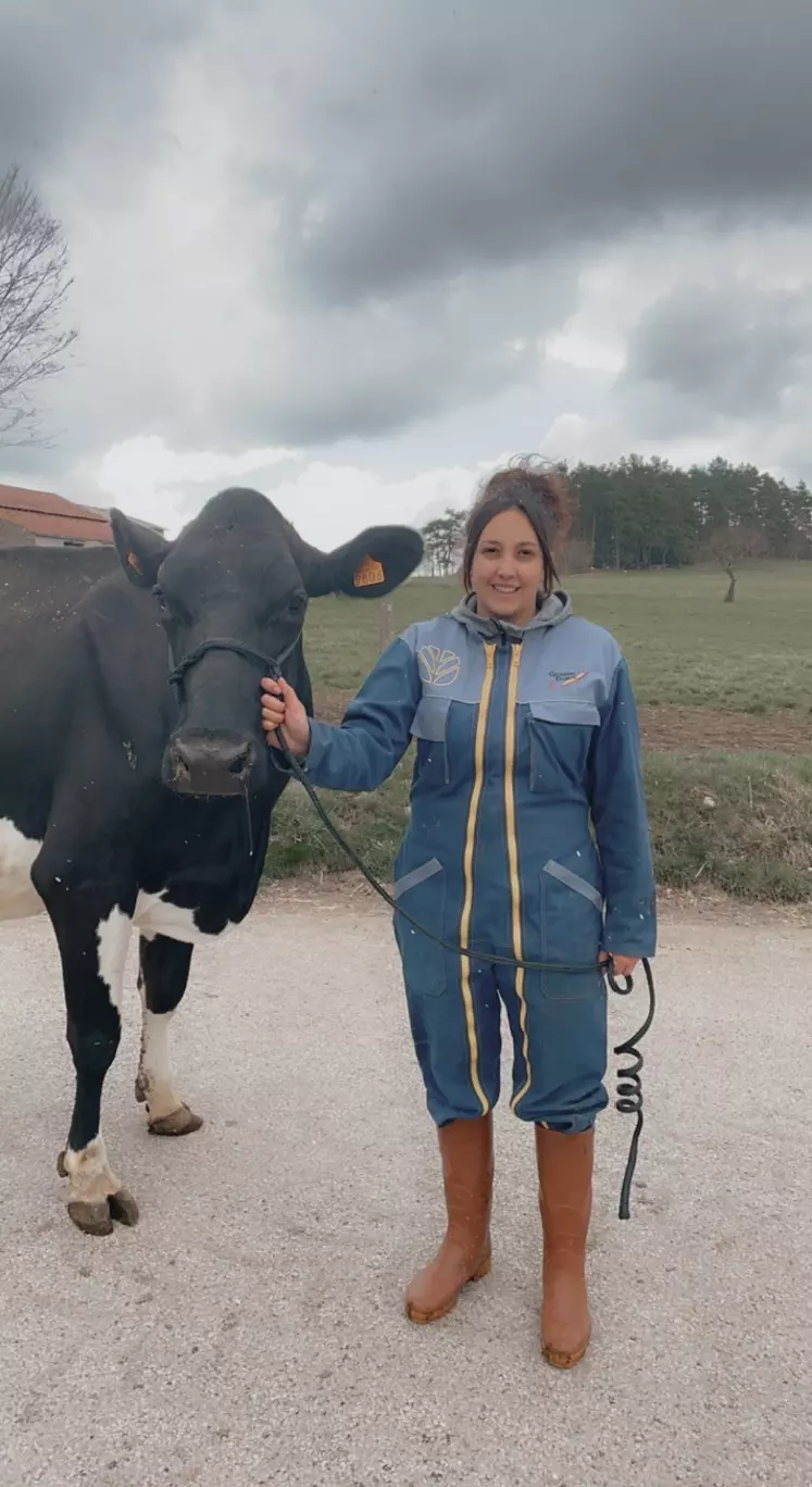 Alexia avec l’une de ses vaches Prim’Holstein...