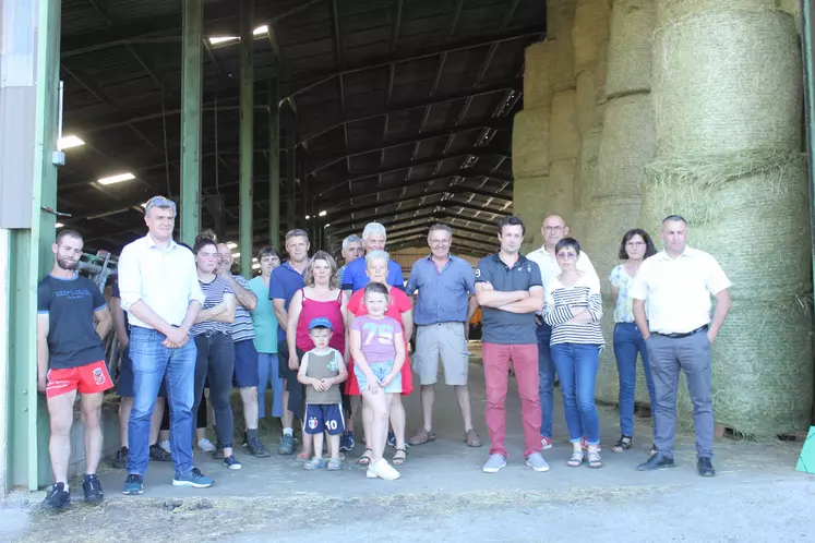 La famille Boulet et ses voisins ainsi que les responsables agricoles du département autour du député et conseiller régional Jean-Pierre Vigier sur l'exploitation du Gaec de Salzuit.