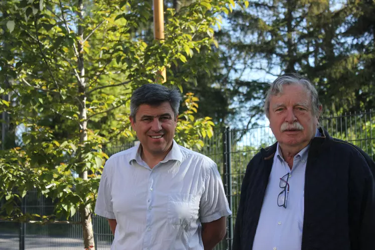 Le directeur du CFPPA Frédéric Reymondon et Emmanuel Coste co-président de l'association Au Fil de l'Eau heureux de voir aboutir leur projet de légumerie.