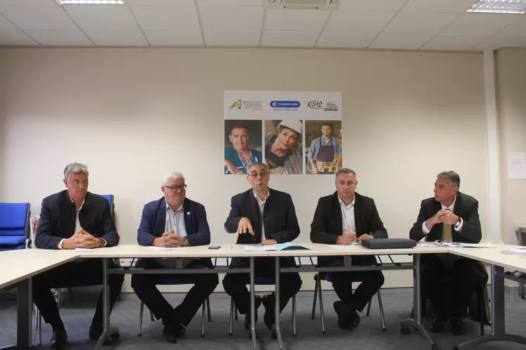 De gauche à droite : Jean-Pierre Vigier Député, Serge Vidal, président de la Chambre des Métiers et de l'Artisanat, Jean-Luc Dolléans, président de la Chambre de Commerce et d'Industrie, Yannick Fialip, président de la Chambre d'Agriculture et Éric Étienne, Préfet de Haute-Loire.