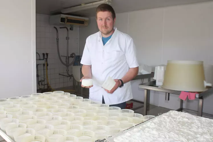 Florian Bleu jeune agriculteur en ovins lait à Polignac.